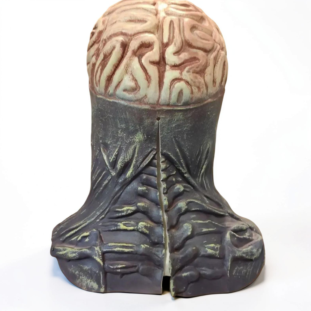 Máscara de calavera con detalle de cerebro
