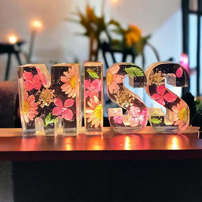 Lámpara de resina con letra y flores secas