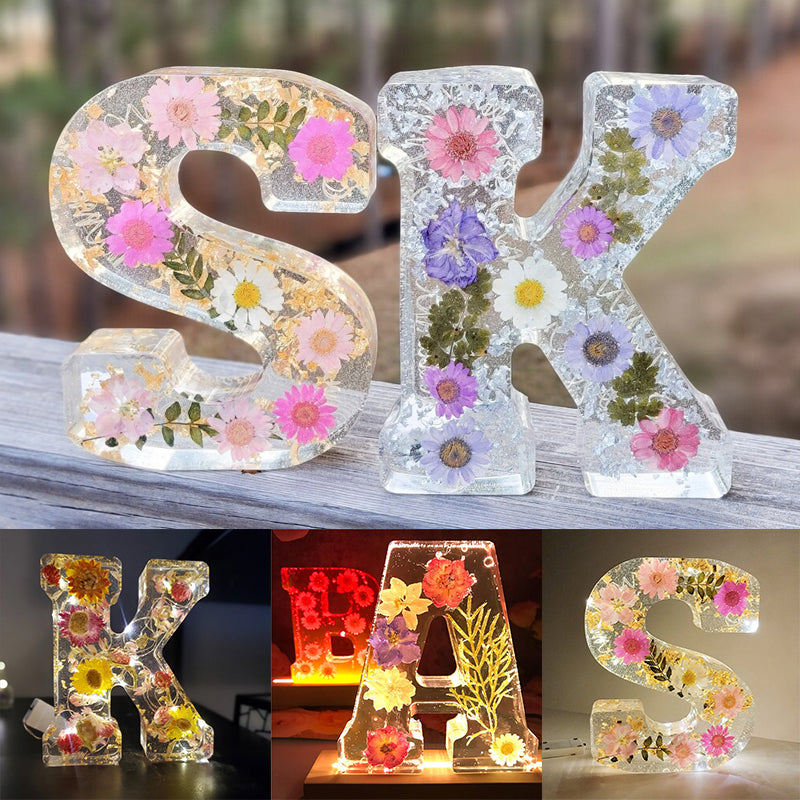 Lámpara de resina con letra y flores secas